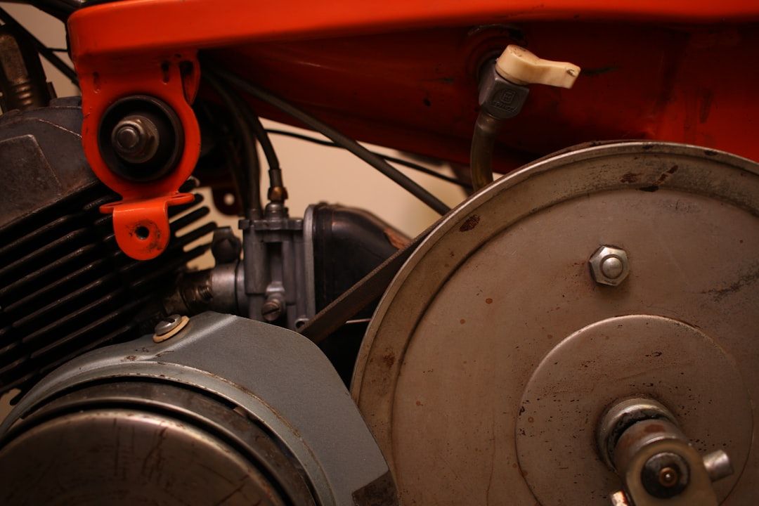 Detaljbild av en äldre motor, delar av drivsystem och bränsletillförsel.