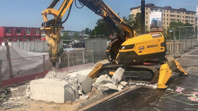 Gul Brokk 500 bilningsmaskin från Kendrill river en betonggrund på en byggarbetsplats.